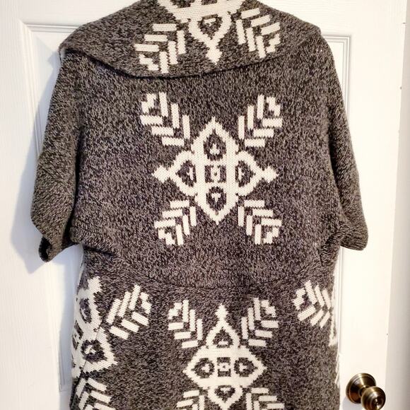 EXPRESS Aztec inspired sweater jacket vest cardigan Gray and cream Sz.Med - Picture 3 of 5